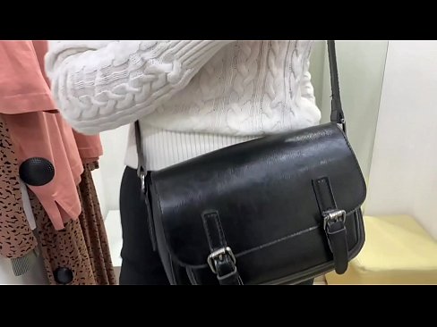 ❤️ الاستمناء العلني للعاهرة الصغيرة FeralBerry مع دسار في غرفة القياس الفاسقات. عند٪ ar.elitemangas.top٪